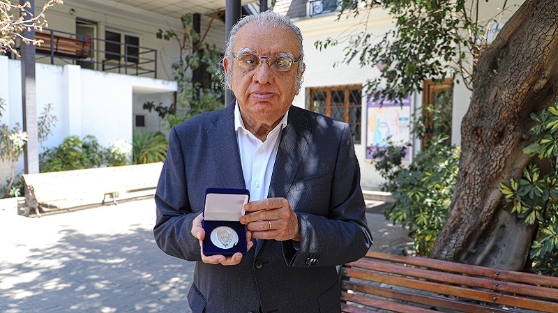 Foto 1 de 4: Universidad Gabriela Mistral entregó la medalla “40 Años UGM” a su ex docente de Ingeniería Comercial, Jorge Awad