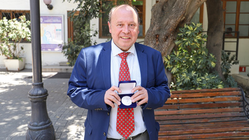 Foto 1 de 4: Erik Haindl, ex académico de Ingeniería Comercial, recibió la medalla “40 Años UGM”