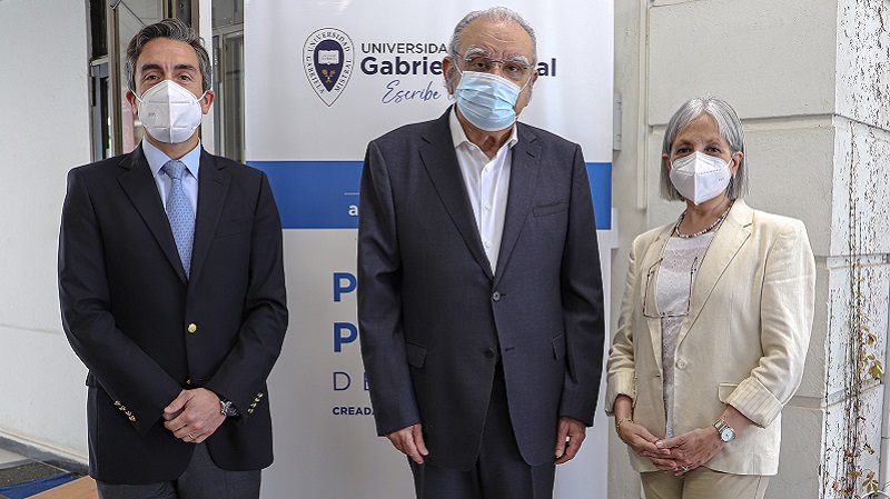 Foto 2 de 4: Universidad Gabriela Mistral entregó la medalla “40 Años UGM” a su ex docente de Ingeniería Comercial, Jorge Awad