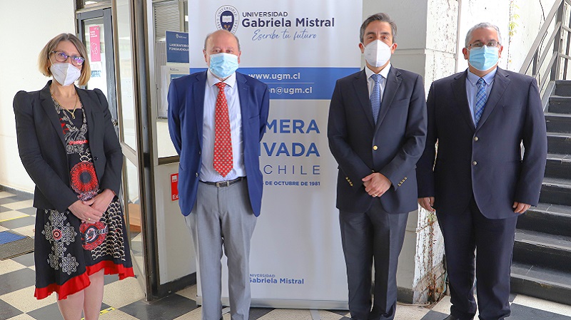 Foto 2 de 4: Erik Haindl, ex académico de Ingeniería Comercial, recibió la medalla “40 Años UGM”