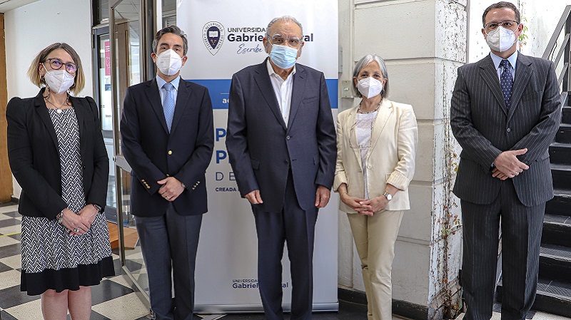 Foto 4 de 4: Universidad Gabriela Mistral entregó la medalla “40 Años UGM” a su ex docente de Ingeniería Comercial, Jorge Awad