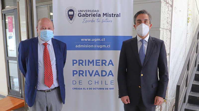 Foto 4 de 4: Erik Haindl, ex académico de Ingeniería Comercial, recibió la medalla “40 Años UGM”
