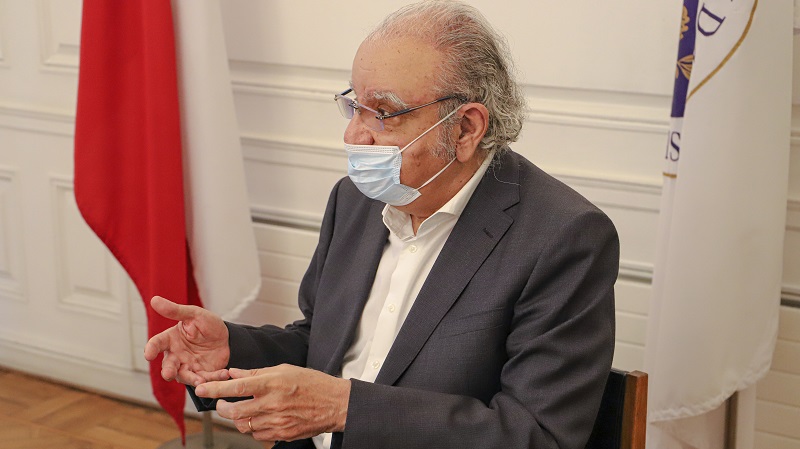 Foto 3 de 4: Universidad Gabriela Mistral entregó la medalla “40 Años UGM” a su ex docente de Ingeniería Comercial, Jorge Awad