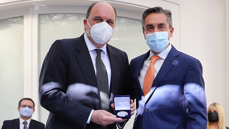 Imagen de la noticia: Profesor Pierluigi Valdatta recibió medalla “40 Años UGM” por su aporte académico y vínculo con la U. Gabriela Mistral