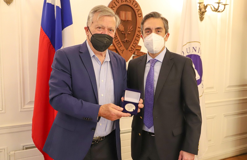 Imagen de la noticia: Luis Canessa, ex académico de Psicología, recibió la medalla “40 Años UGM”