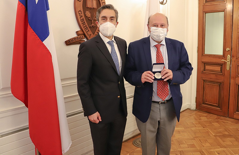 Imagen de la noticia: Erik Haindl, ex académico de Ingeniería Comercial, recibió la medalla “40 Años UGM”