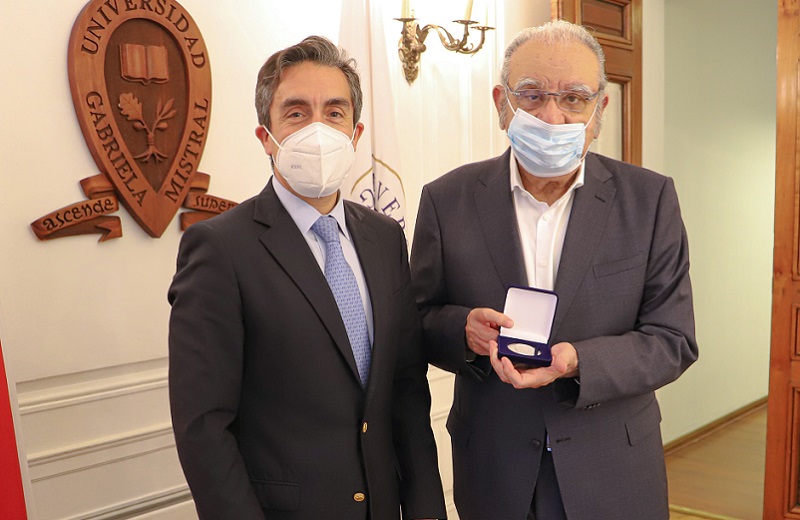 Imagen de la noticia: Universidad Gabriela Mistral entregó la medalla “40 Años UGM” a su ex docente de Ingeniería Comercial, Jorge Awad