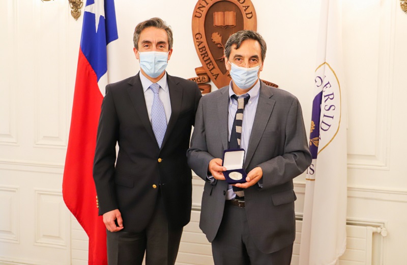 Imagen de la noticia: Doctor en Filosofía Eugenio Yáñez recibió la medalla “40 Años UGM”