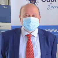 Imagen de la noticia: Erik Haindl, ex académico de Ingeniería Comercial, recibió la medalla “40 Años UGM”