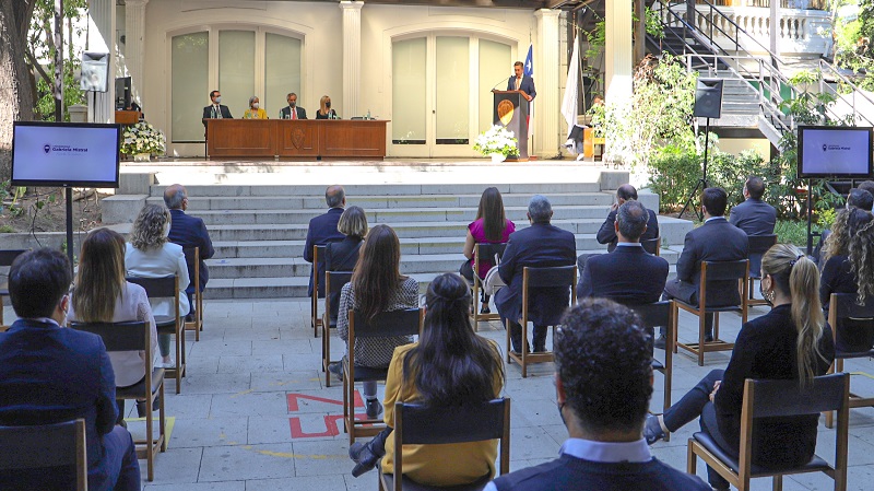 Foto 8 de 10: Sebastián Buzeta, Director del Instituto de Humanidades, Educación y Cultura, fue distinguido con la medalla “40 Años UGM”