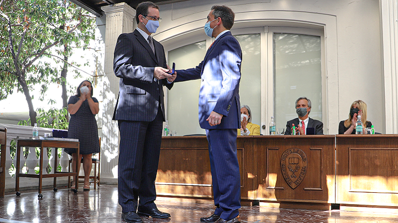 Foto 5 de 11: Secretario General de la Universidad Gabriela Mistral, Antonio Ecclefield, recibió medalla “40 Años UGM”