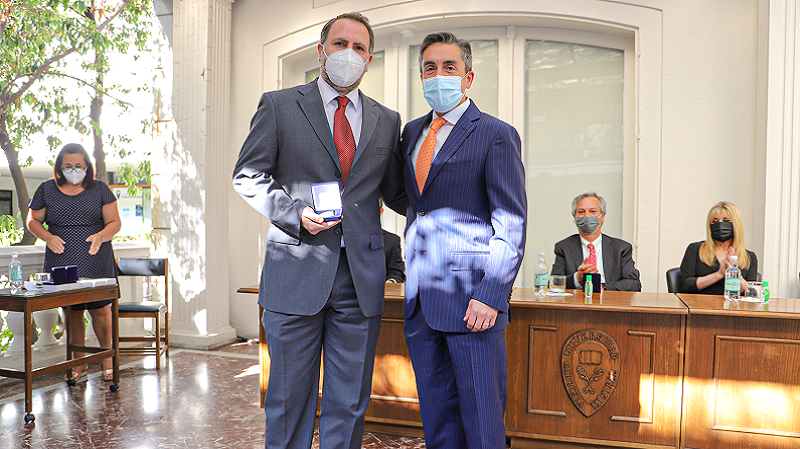 Foto 5 de 10: Sebastián Buzeta, Director del Instituto de Humanidades, Educación y Cultura, fue distinguido con la medalla “40 Años UGM”