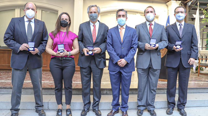 Foto 9 de 11: U. Gabriela Mistral entregó la medalla “40 Años UGM” a su ex Rector Hipólito Zañartu, por su destacado aporte a la institución
