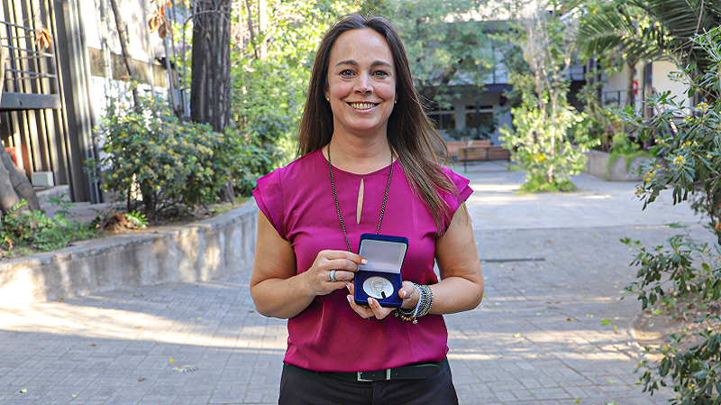 Foto 1 de 11: U. Gabriela Mistral distinguió con la medalla “40 Años UGM” a ex docente Carolina Vita