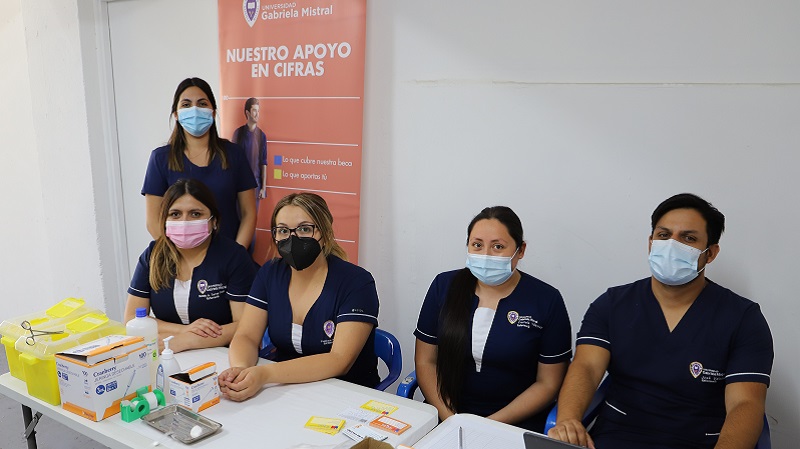 Foto 3 de 9: Estudiantes de Enfermería UGM apoyaron campaña de vacunación contra el Covid