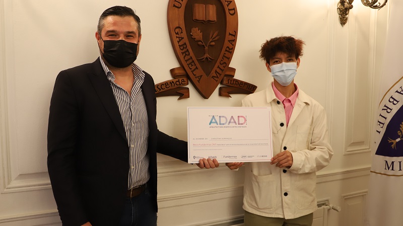 Foto 5 de 9: Estudiante de Arquitectura UGM se adjudicó beca académica para apoyar sus estudios