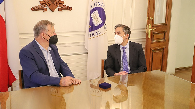 Foto 3 de 6: Luis Canessa, ex académico de Psicología, recibió la medalla “40 Años UGM”