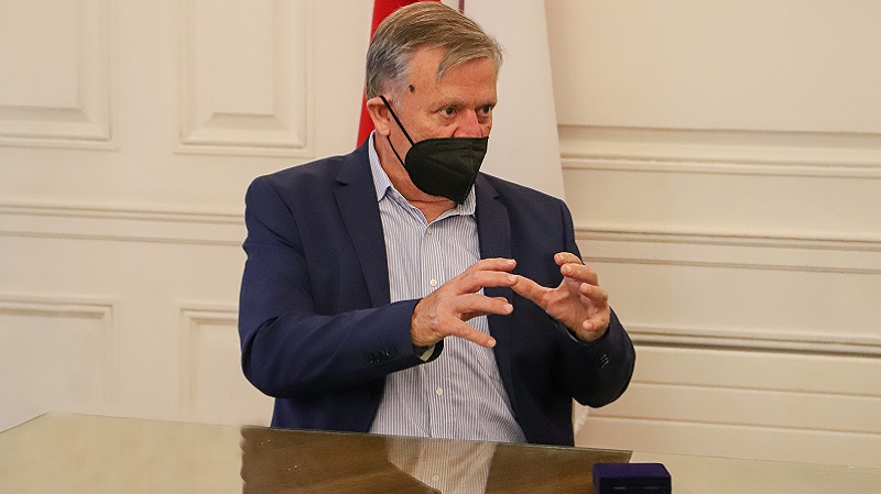 Foto 4 de 6: Luis Canessa, ex académico de Psicología, recibió la medalla “40 Años UGM”