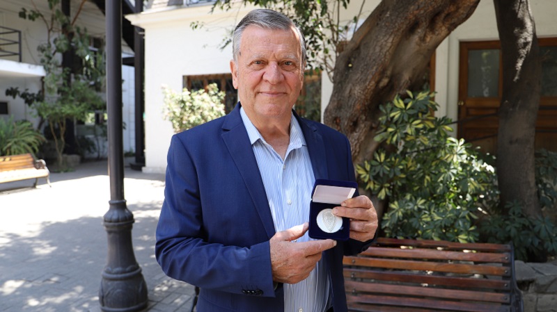 Foto 1 de 6: Luis Canessa, ex académico de Psicología, recibió la medalla “40 Años UGM”