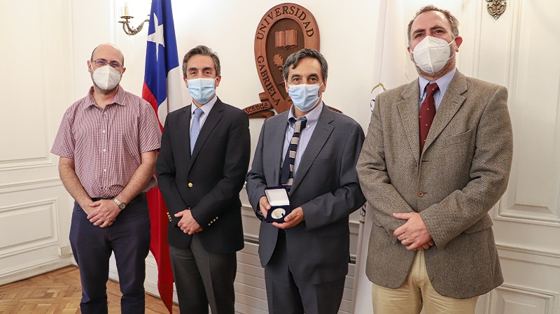 Foto 3 de 6: Doctor en Filosofía Eugenio Yáñez recibió la medalla “40 Años UGM”