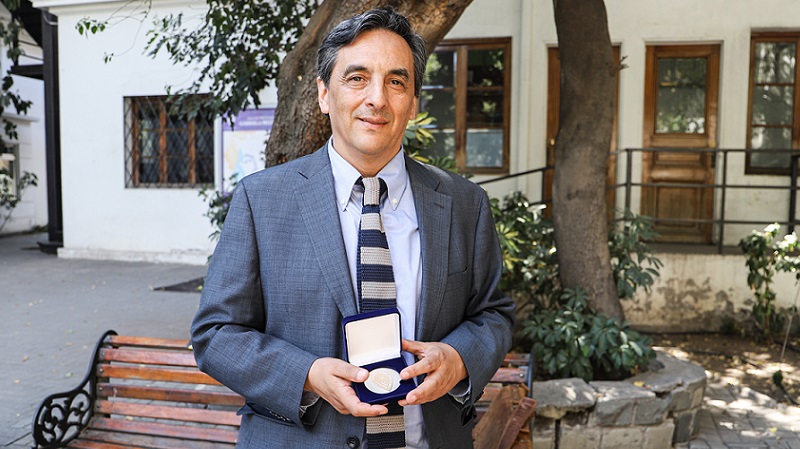 Foto 1 de 6: Doctor en Filosofía Eugenio Yáñez recibió la medalla “40 Años UGM”
