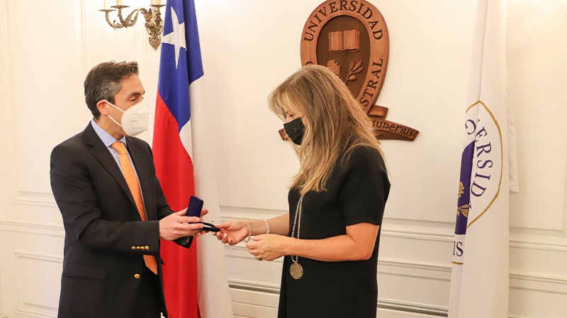Foto 3 de 6: Universidad Gabriela Mistral entregó medalla “40 Años UGM” a su egresada de Derecho, Carmen Román