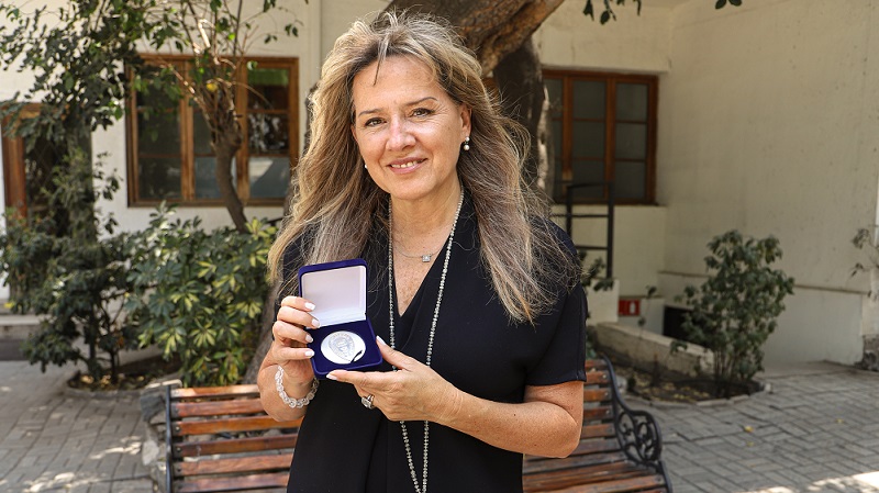 Foto 1 de 6: Universidad Gabriela Mistral entregó medalla “40 Años UGM” a su egresada de Derecho, Carmen Román