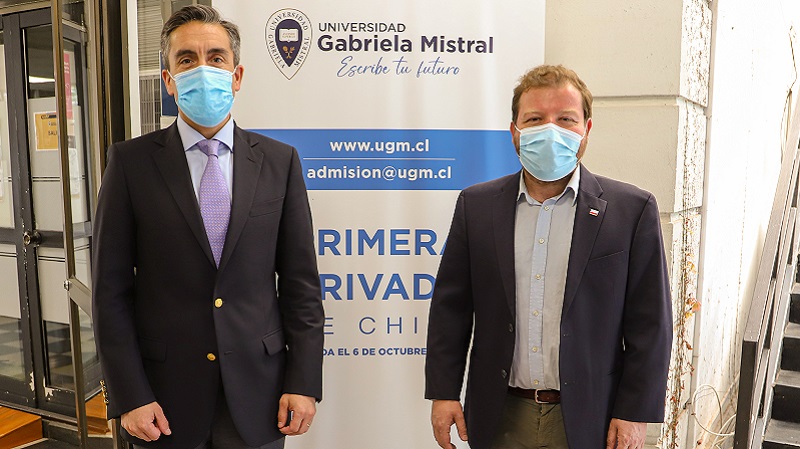 Foto 6 de 6: Bruno Trisotti, egresado de Ciencias Políticas de la U. Gabriela Mistral, recibió la medalla “40 Años UGM”