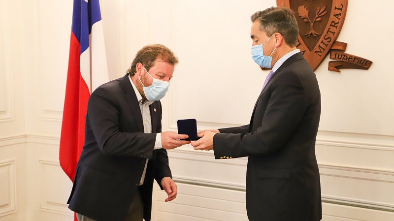Foto 5 de 6: Bruno Trisotti, egresado de Ciencias Políticas de la U. Gabriela Mistral, recibió la medalla “40 Años UGM”