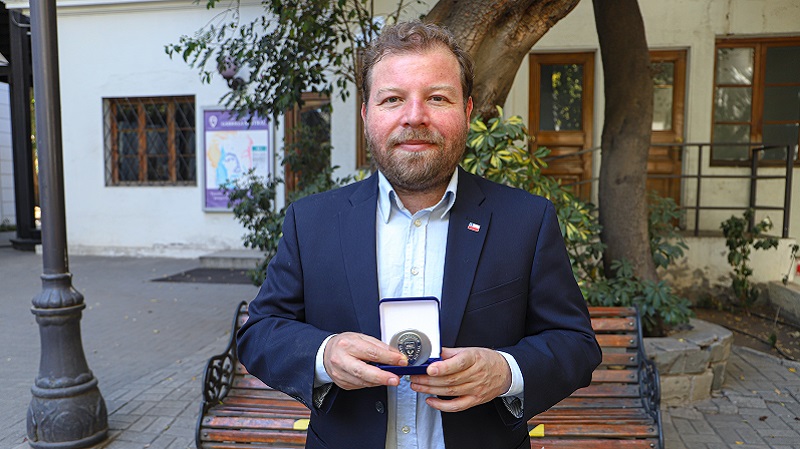 Foto 1 de 6: Bruno Trisotti, egresado de Ciencias Políticas de la U. Gabriela Mistral, recibió la medalla “40 Años UGM”