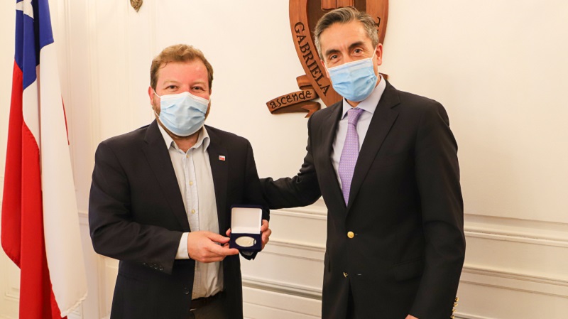 Imagen de la noticia: Bruno Trisotti, egresado de Ciencias Políticas de la U. Gabriela Mistral, recibió la medalla “40 Años UGM”