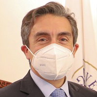 Imagen de la noticia: Universidad Gabriela Mistral entregó la medalla “40 Años UGM” a su ex docente de Ingeniería Comercial, Jorge Awad