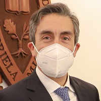 Imagen de la noticia: Erik Haindl, ex académico de Ingeniería Comercial, recibió la medalla “40 Años UGM”