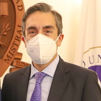 Imagen de la noticia: Luis Canessa, ex académico de Psicología, recibió la medalla “40 Años UGM”