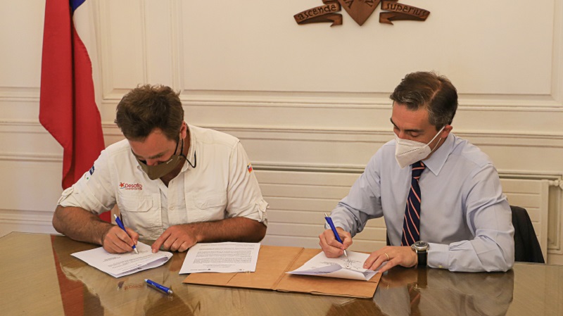 Foto 2 de 7: Universidad Gabriela Mistral y Fundación Desafío Levantemos Chile firmaron convenio de colaboración para capacitar a profesores de enseñanza escolar