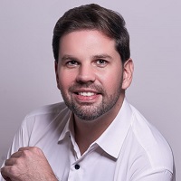 Imagen de la noticia: Egresado de Periodismo y de Ciencias Políticas UGM presentó libro “Comunica como un líder”