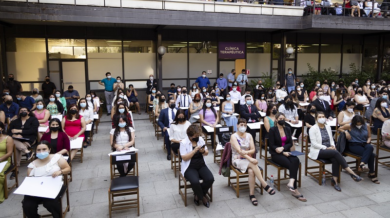 Foto 62 de 71: Galería de fotos Ceremonia de Titulación Escuela de Ciencias de la Salud (Segunda Parte)