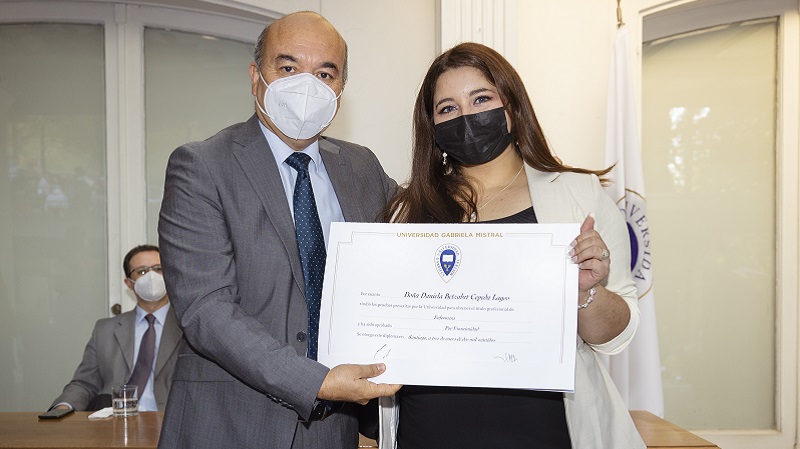 Foto 14 de 71: Galería de fotos Ceremonia de Titulación Escuela de Ciencias de la Salud (Segunda Parte)
