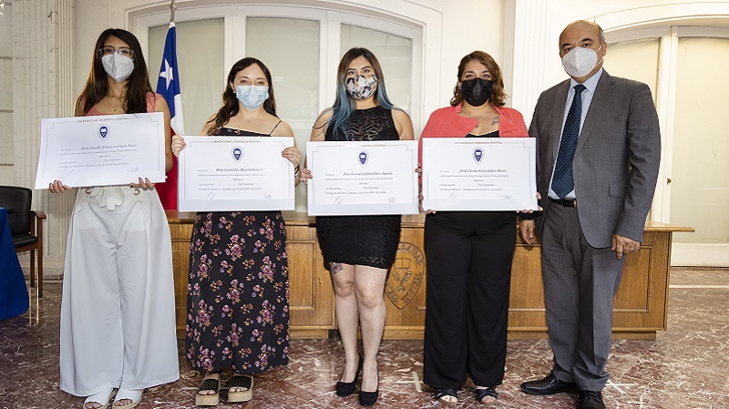 Foto 20 de 71: Galería de fotos Ceremonia de Titulación Escuela de Ciencias de la Salud (Segunda Parte)