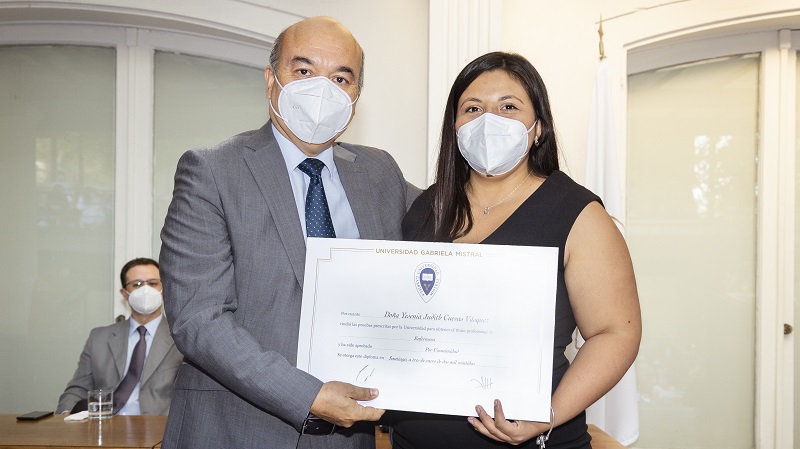 Foto 21 de 71: Galería de fotos Ceremonia de Titulación Escuela de Ciencias de la Salud (Segunda Parte)