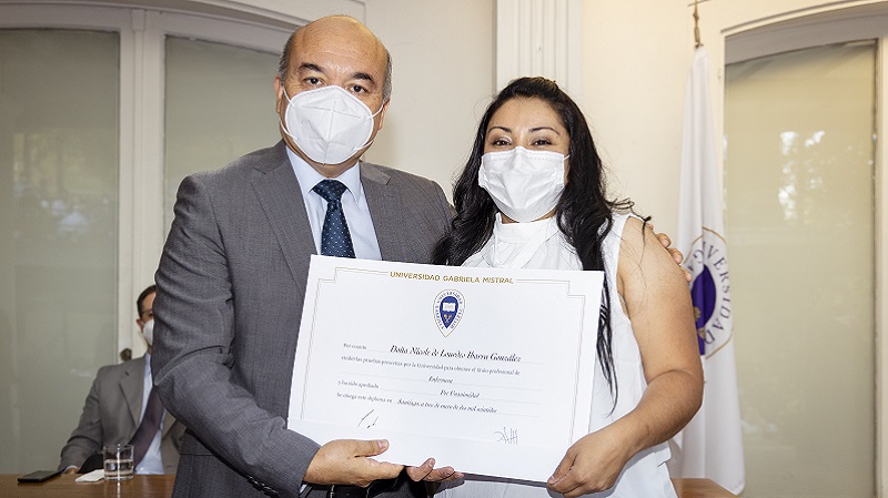 Foto 27 de 71: Galería de fotos Ceremonia de Titulación Escuela de Ciencias de la Salud (Segunda Parte)