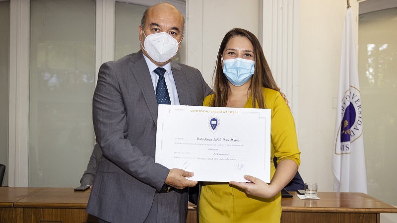 Foto 33 de 71: Galería de fotos Ceremonia de Titulación Escuela de Ciencias de la Salud (Segunda Parte)