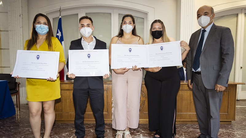 Foto 37 de 71: Galería de fotos Ceremonia de Titulación Escuela de Ciencias de la Salud (Segunda Parte)