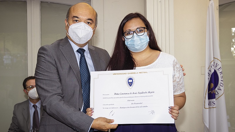Foto 45 de 71: Galería de fotos Ceremonia de Titulación Escuela de Ciencias de la Salud (Segunda Parte)