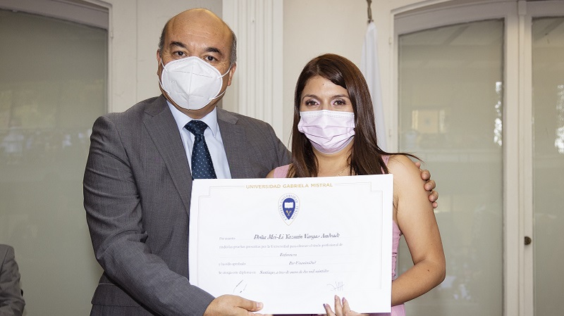 Foto 50 de 71: Galería de fotos Ceremonia de Titulación Escuela de Ciencias de la Salud (Segunda Parte)