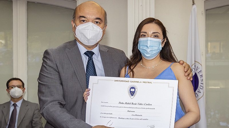 Foto 56 de 71: Galería de fotos Ceremonia de Titulación Escuela de Ciencias de la Salud (Segunda Parte)