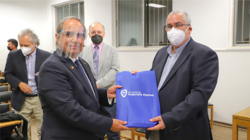 Foto 10 de 11: Senador Kenneth Pugh inauguró Año Académico de las carreras de Ingeniería UGM