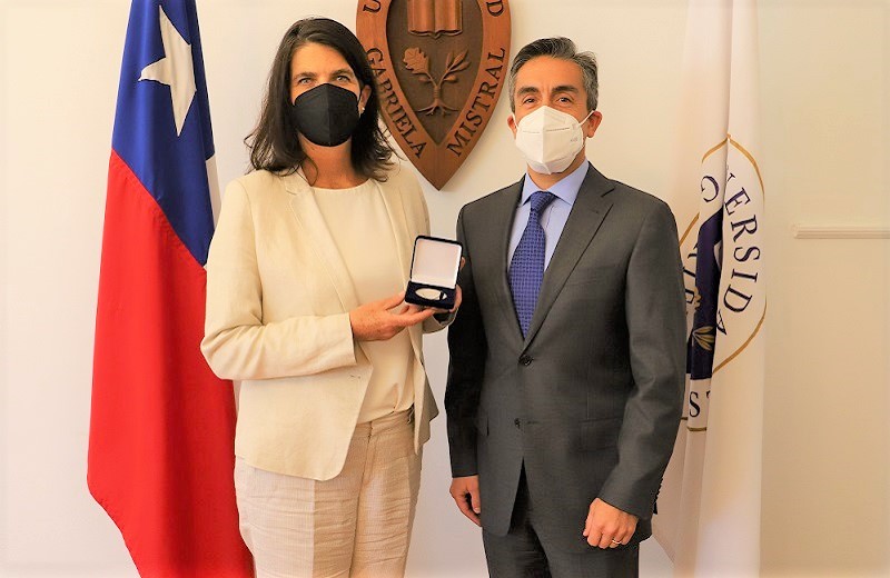 Imagen de la noticia: Universidad Gabriela Mistral entregó medalla “40 Años UGM” a su egresada de Ingeniería Comercial, Bettina Horst