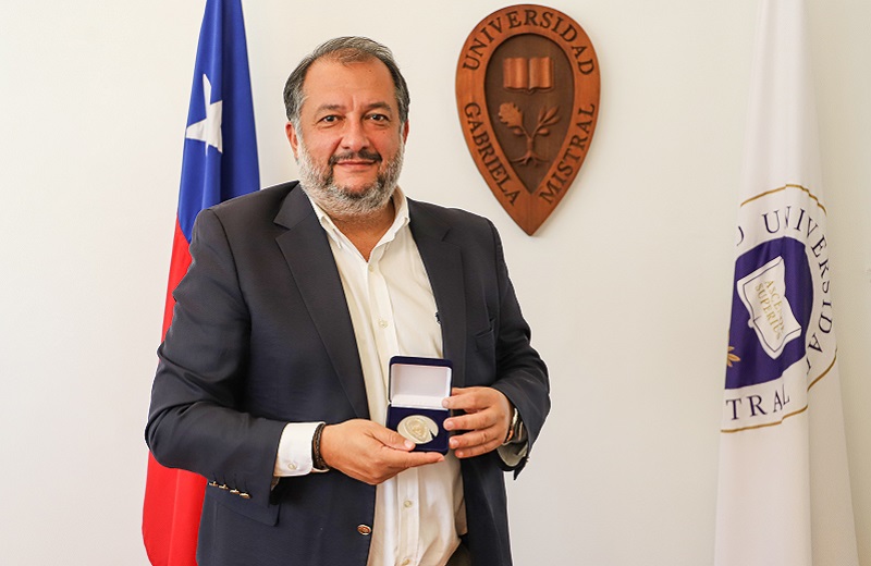 Imagen de la noticia: Eugenio Covarrubias, egresado de Ingeniería Comercial de la U. Gabriela Mistral, recibió la medalla 40 Años UGM