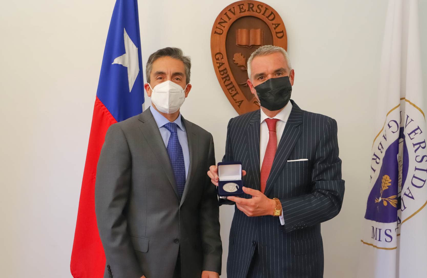 Imagen de la noticia: Egresado de Derecho de la U. Gabriela Mistral Carlos Molina recibió medalla “40 Años UGM”